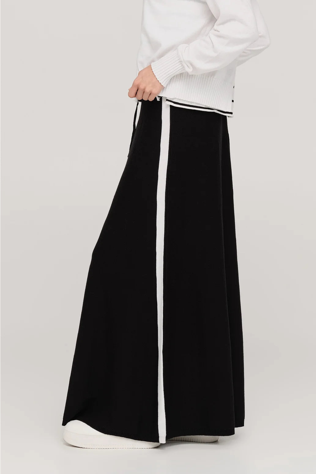 Complacent Skirt-Black/Ivory