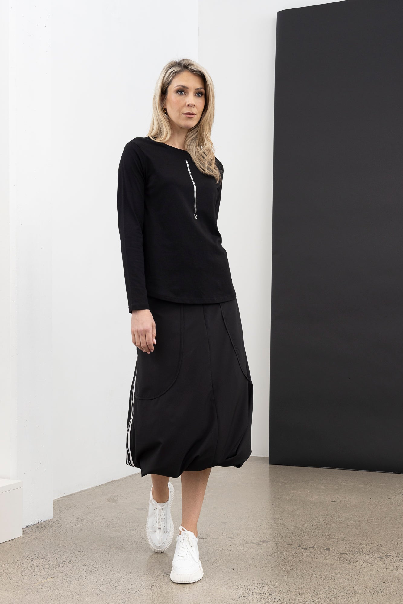 Dramatic X Tee / Black-White