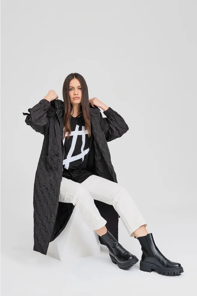 Textured Ascribe Raincoat / Black