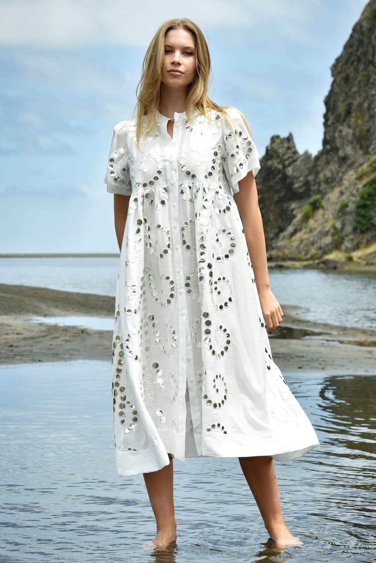 Round   Round Dress / White Stilo Design Co Ltd