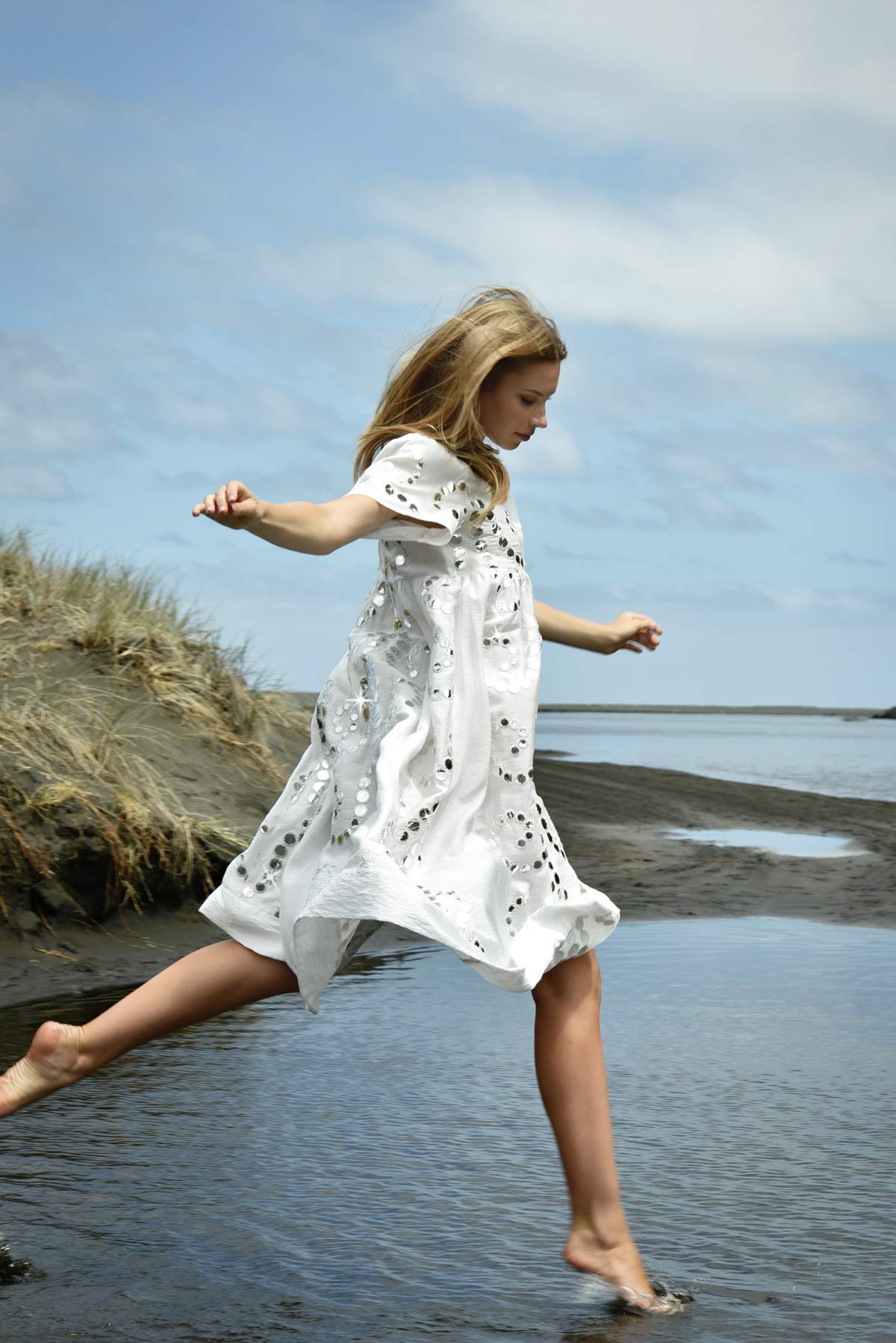 Round   Round Dress / White Stilo Design Co Ltd