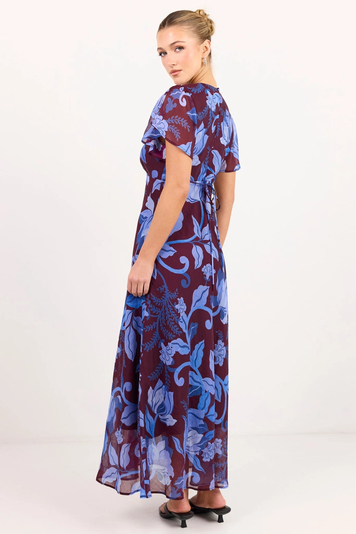 Chariot Flutter Sleeve Maxi Dress / Burgundy Blue Floral