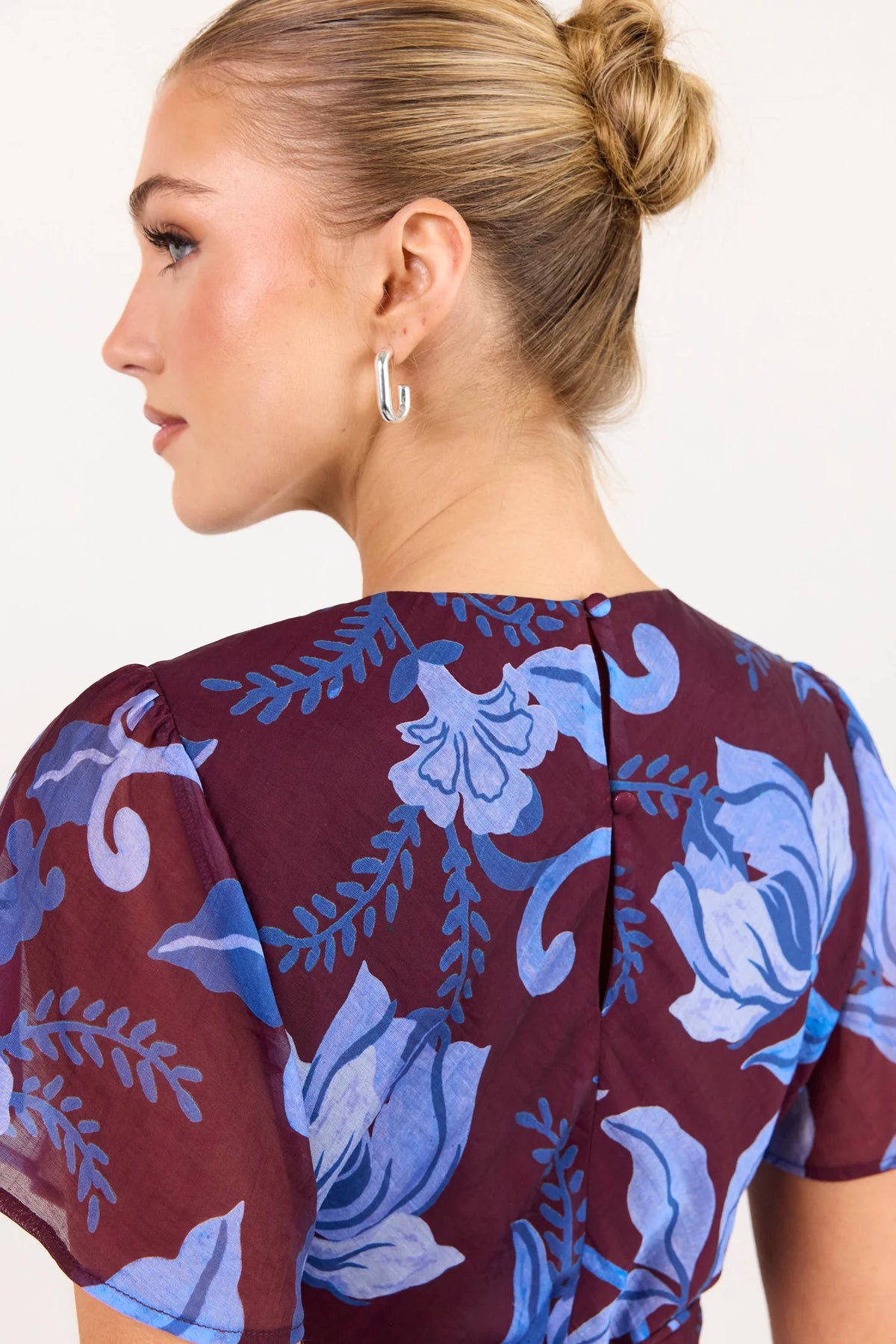Chariot Flutter Sleeve Maxi Dress / Burgundy Blue Floral