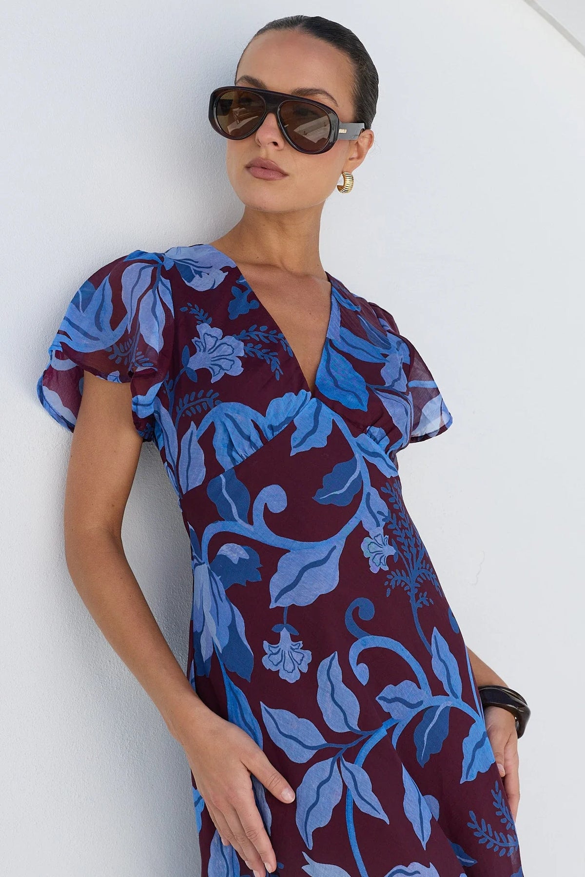 Chariot Flutter Sleeve Maxi Dress / Burgundy Blue Floral