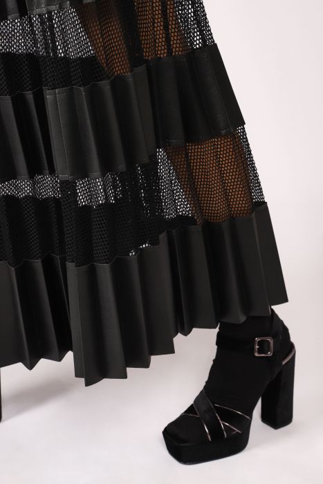 Peek-A-Boo Skirt /Black