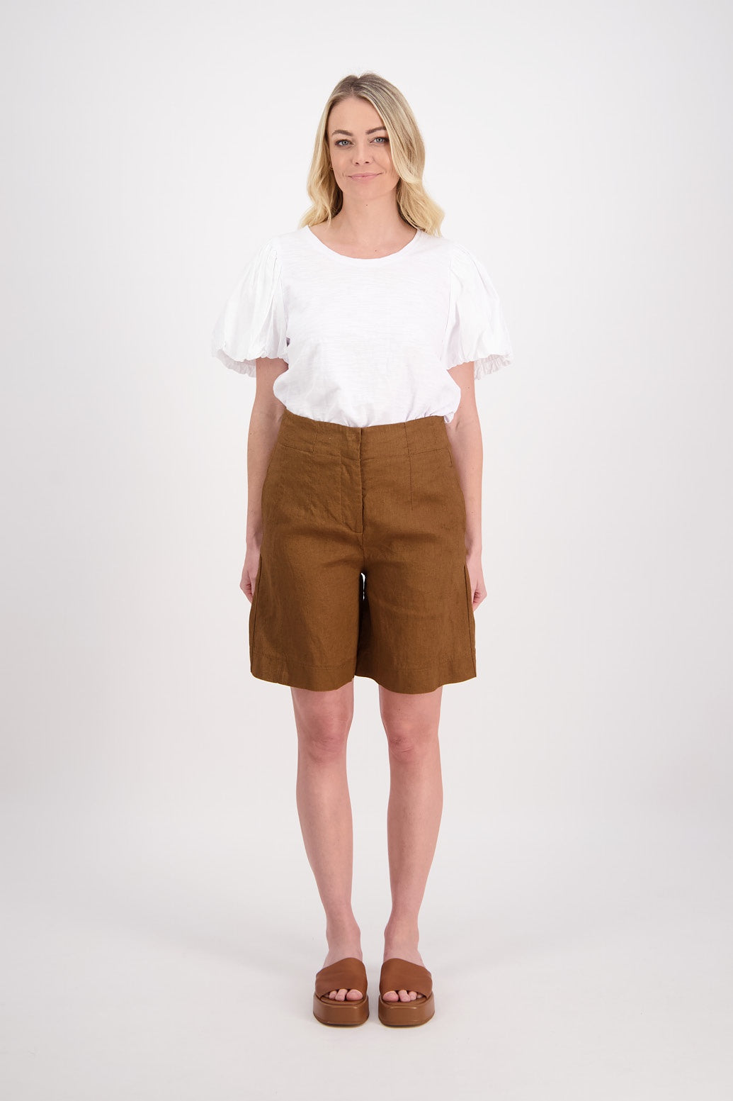 Pea  Shorts/Tan