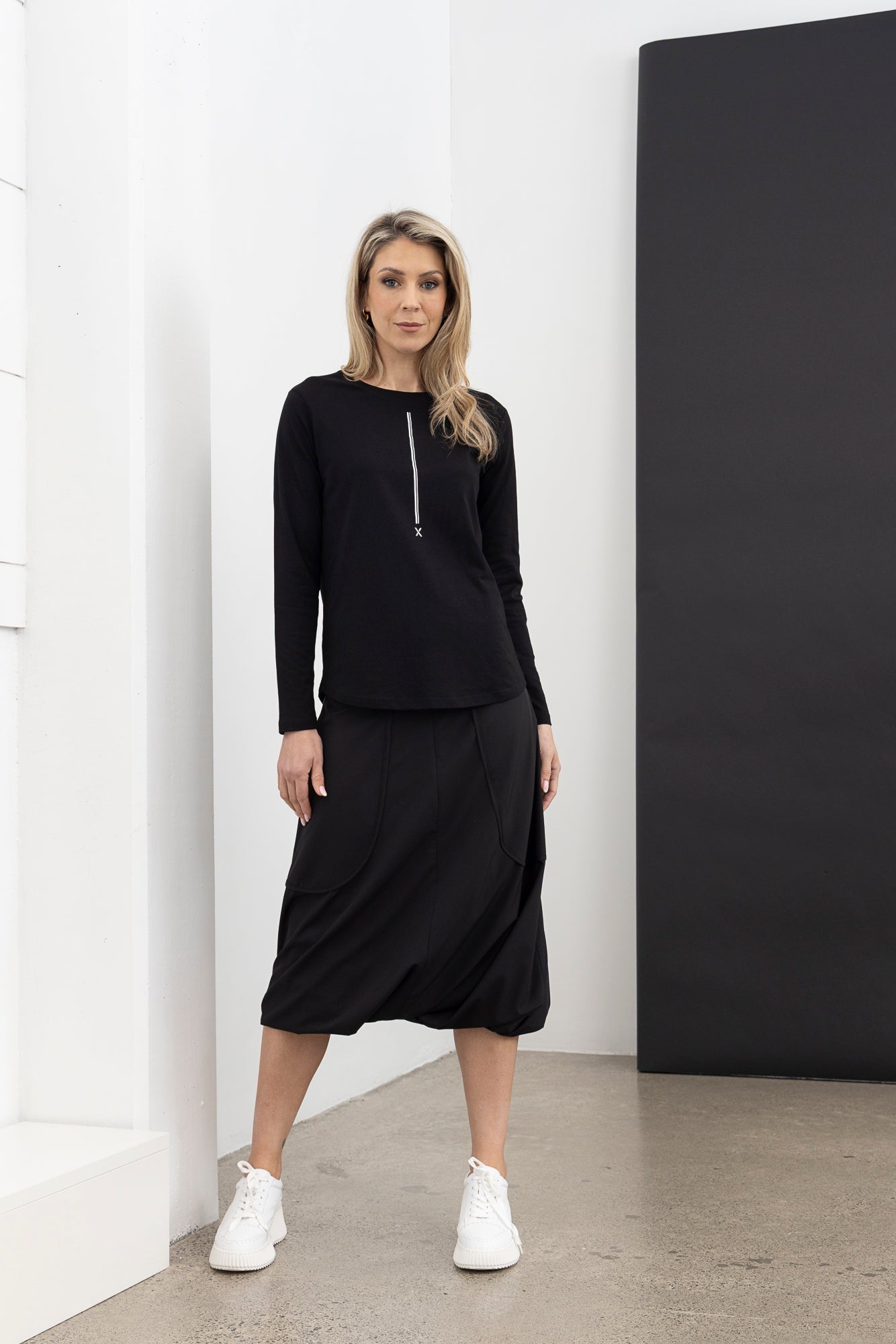 Dramatic X Tee / Black-White