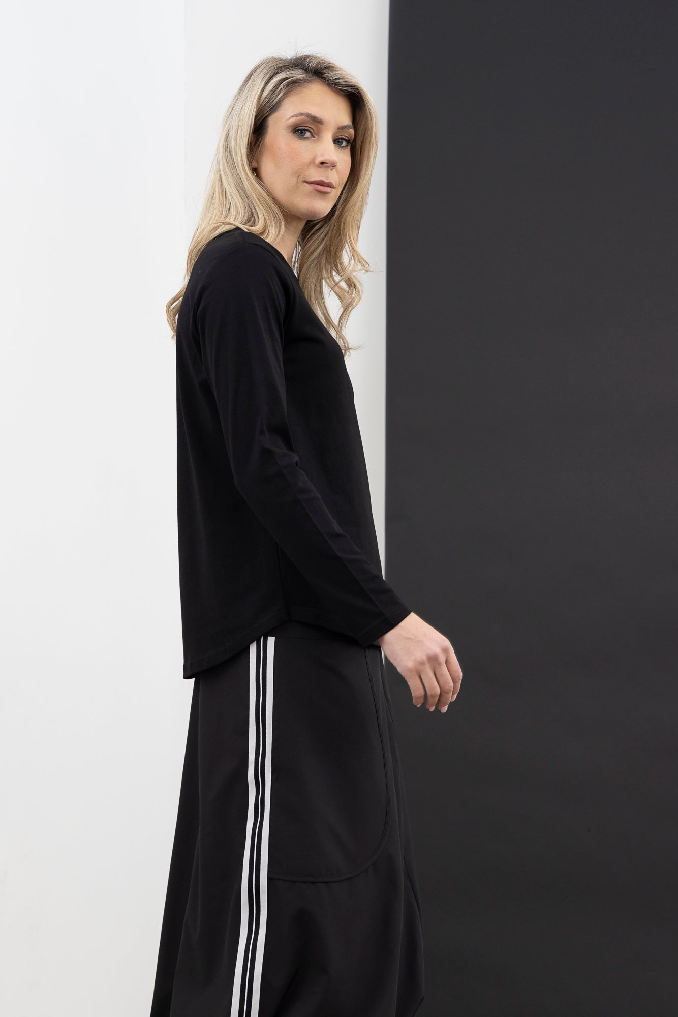 Dramatic X Tee / Black-White